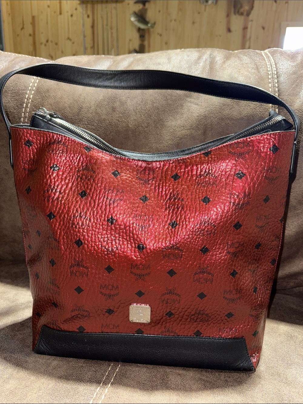 MCM Red Logo-Print Leather Shoulder Bag with Black Trim - Picture 3 of 7